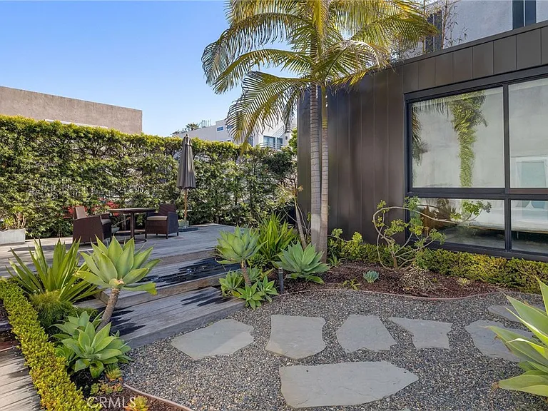 27 Driftwood St — Photo 3