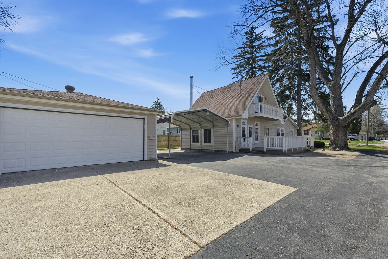 400 S Hebbard St photo 1