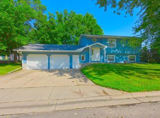 412 Westgate Dr, Winsted, MN 55395