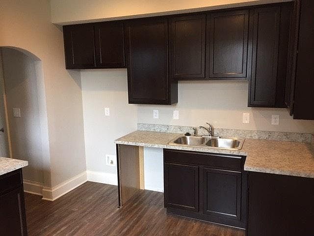 2nd image of 609 Carpenter St