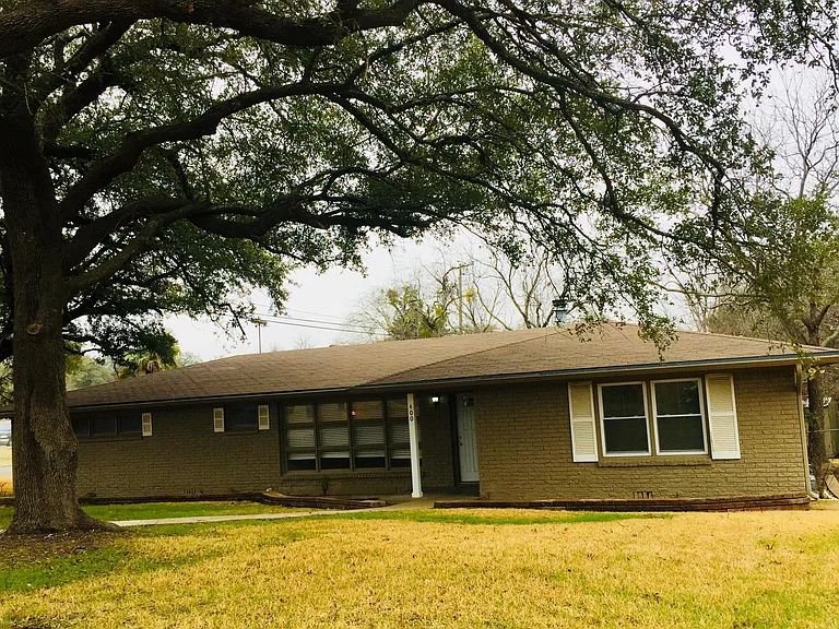 400 White Oak Dr — Photo 1