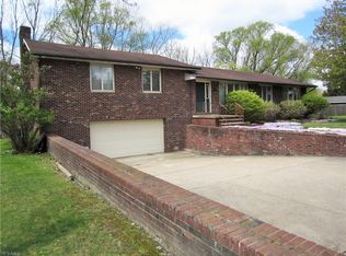 4020 Oak Point Rd, Lorain, OH 44053