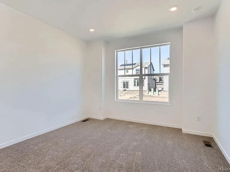 165 Fremont Ct — Photo 6