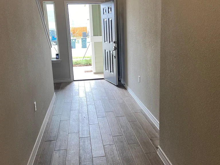 1602 Denesa Dr — Photo 2