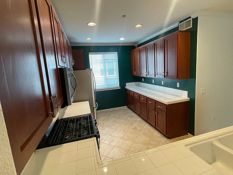 2703 White Pine Ct — Photo 3