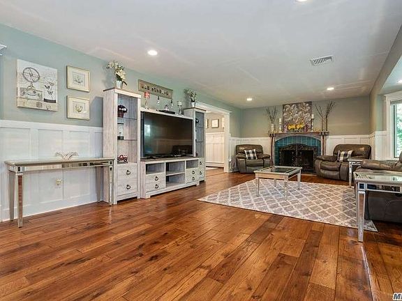 5th image of 32 Seville Ln