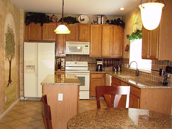 Great Kitchen & Breakfast Area