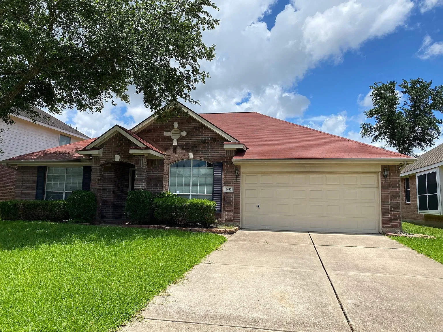 3 bed, 2.5 bath, 2089 sqft, $2,300 — Photo 2