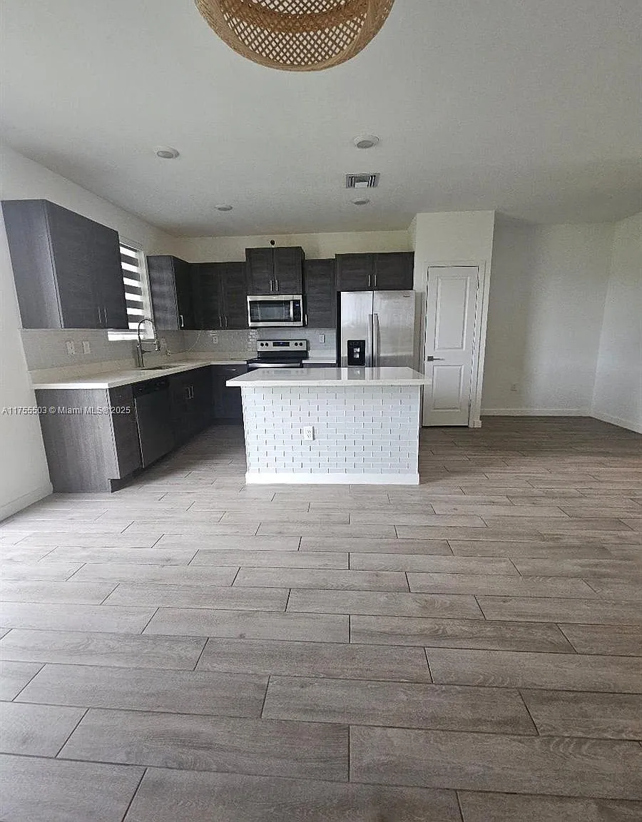 4 bed, 3.0 bath, 1374 sqft, $2,850 — Photo 3