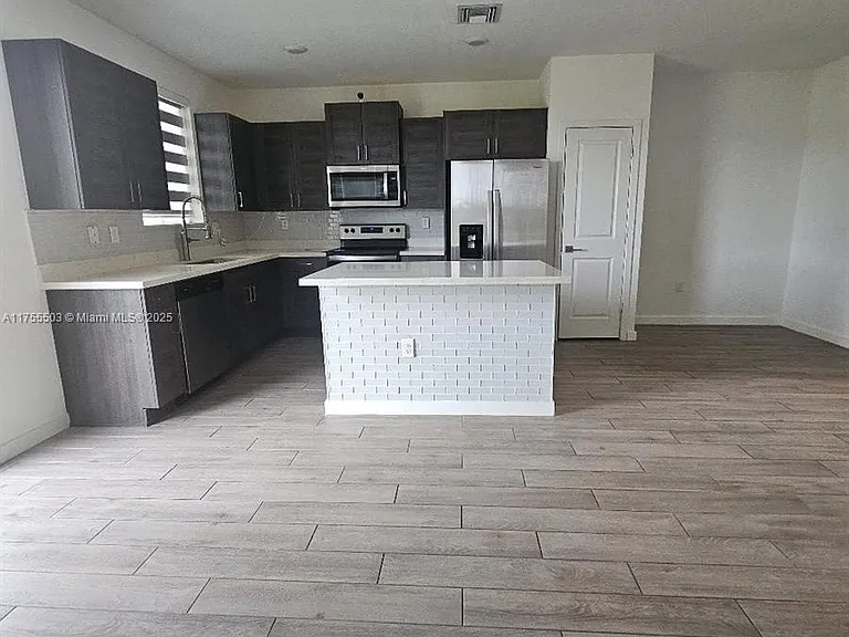 1028 SE 23rd Ave — Photo 3