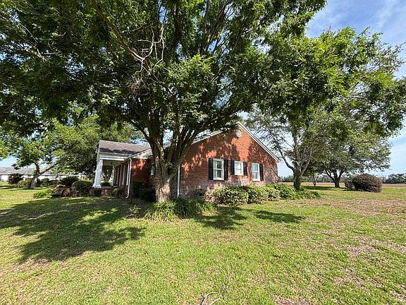 2nd image of 855 NE Delphinium Dr