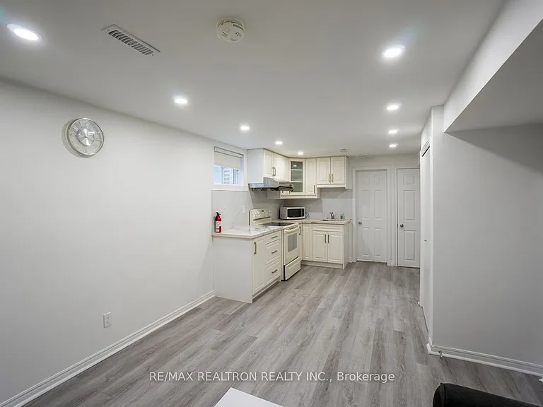 3 Evergreen Cres — Photo 3