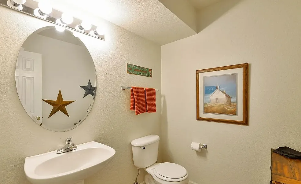 3 bed, 3.5 bath, 2190 sqft, $2,300 — Photo 4