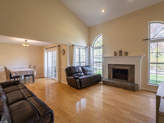 5th image of 732 Clover Hill Ct
