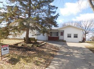 67 Hillcrest Dr, Clinton, IL 61727