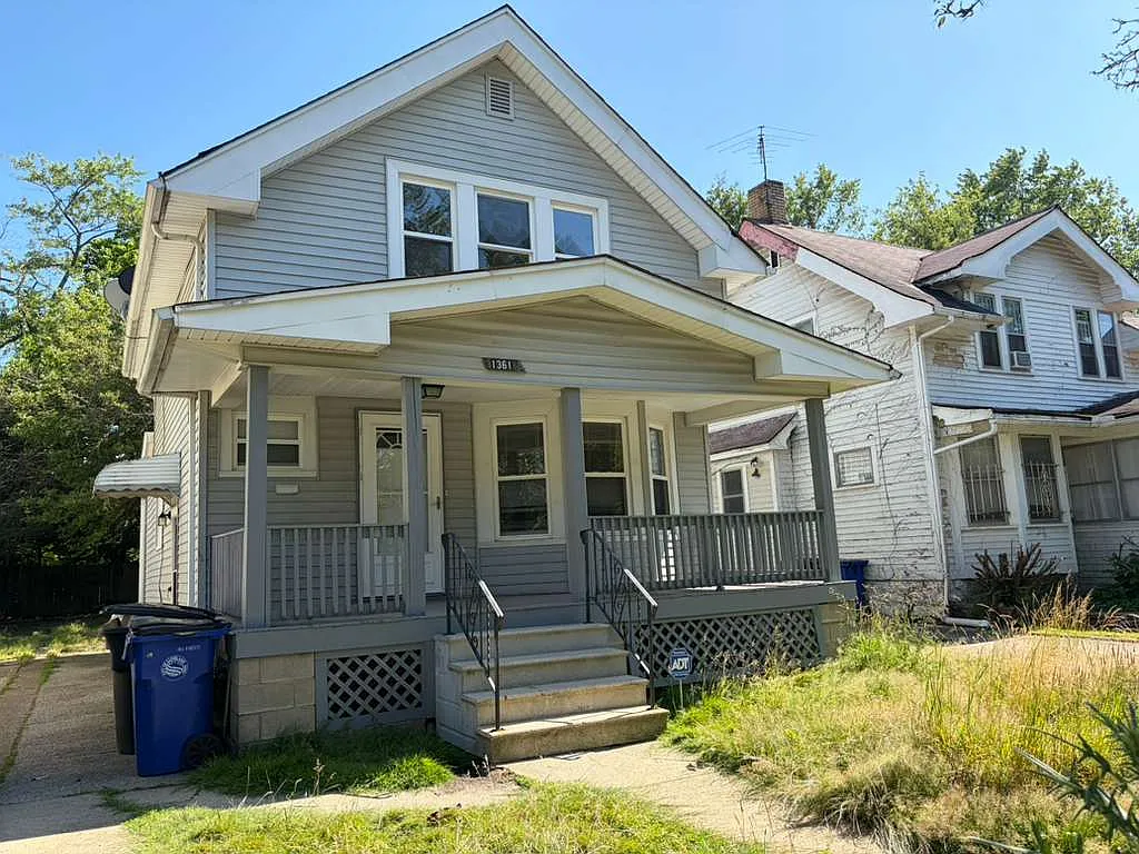 3 bed, 932 sqft, $1,275 — Photo 2