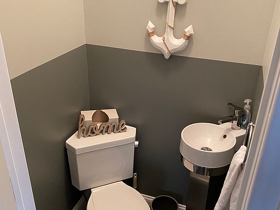Main floor 1/2 bath 