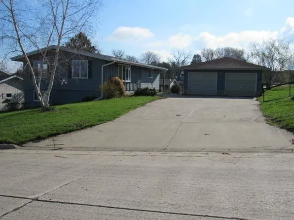216 Celgo Ave, Monticello, IA 52310