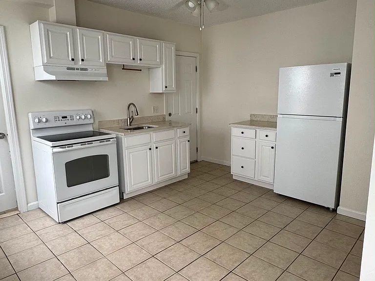 180 Howe Ave — Photo 16