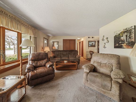 4th image of 1312 Royal Dr