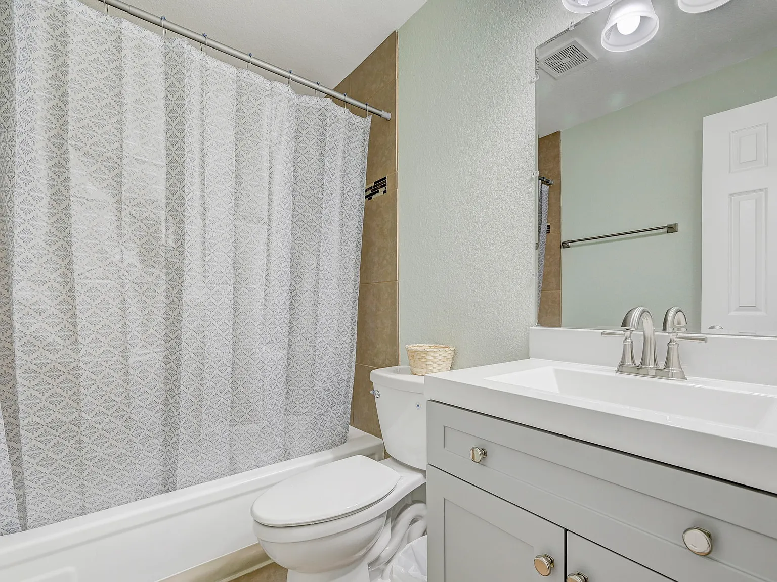 2 bed, $2,100 — Photo 4