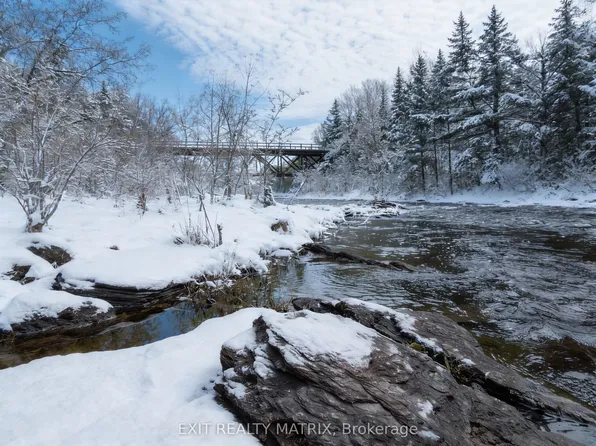 12654 Lanark Rd, Greater Madawaska, ON K0J 1H0