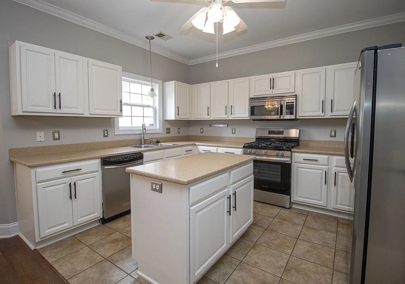 Gorgeous 4-Bedroom Home Available Now! — Photo 4