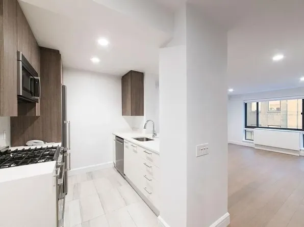 311 W 50th St APT 2E, New York, NY 10019