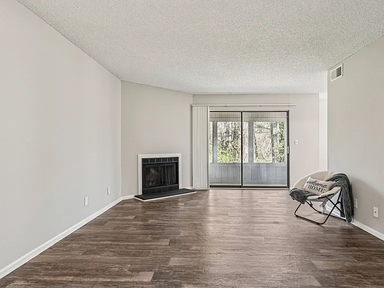 Las Palmas Apartments — Photo 14