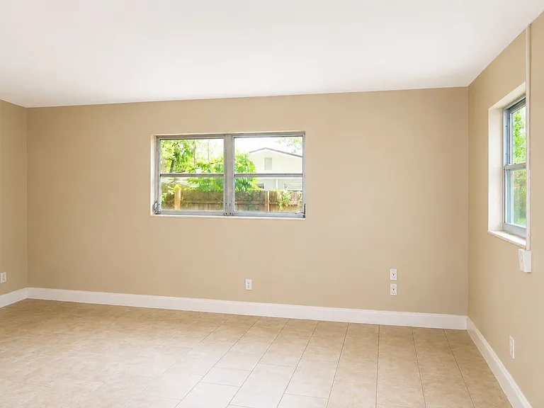 9412 N Elmer St — Photo 7