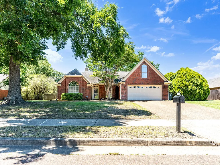 3933 Oak Forest Dr — Photo 1