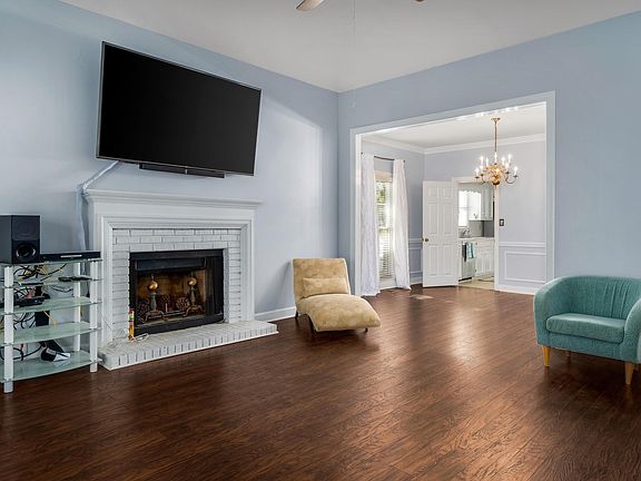 2nd image of 722 Stonewall Dr