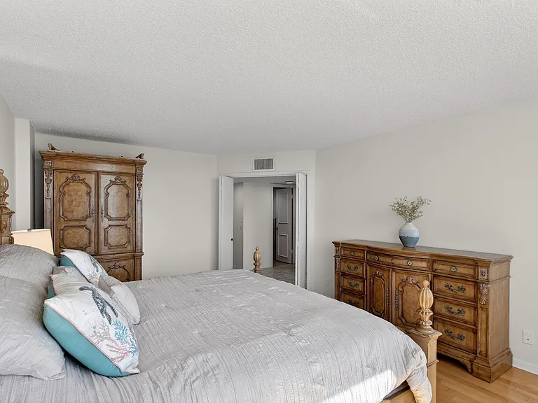 1147 Hillsboro Mile #908 — Photo 19
