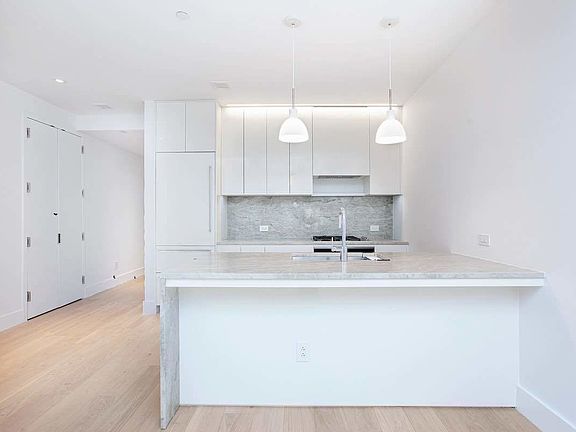 4th image of 15 W 61st St #3M