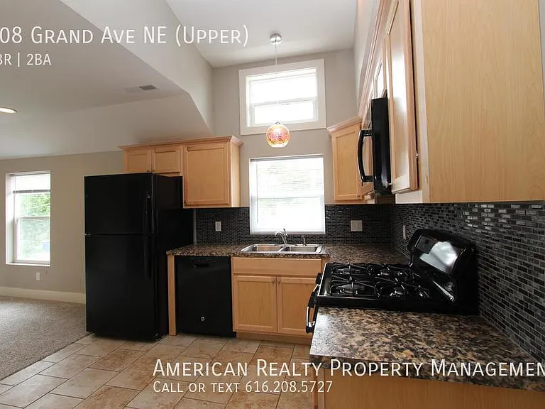 308 Grand Ave NE — Photo 3