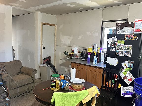 4th image of 412 W 2nd St
