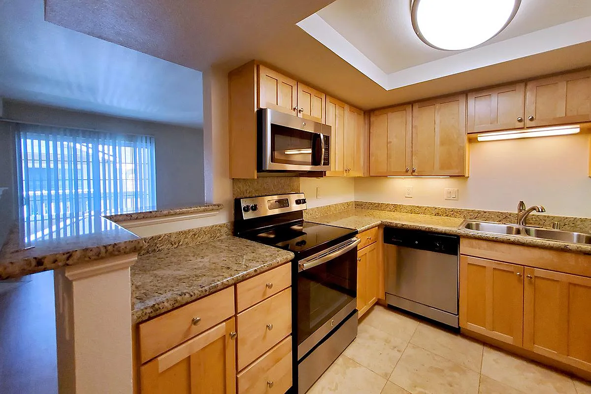 Citrus Court Apartments — Photo 3