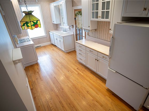 3rd image of 1275 Park Ave