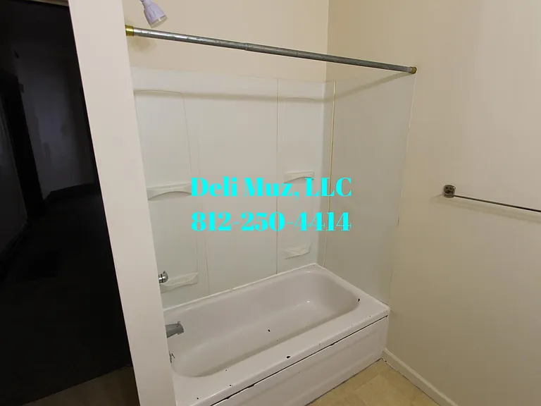 742 E Chandler Ave #B — Photo 2