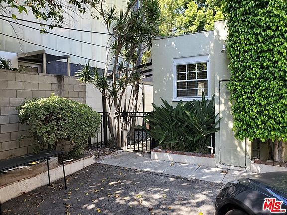 3rd image of 526 N San Vicente Blvd