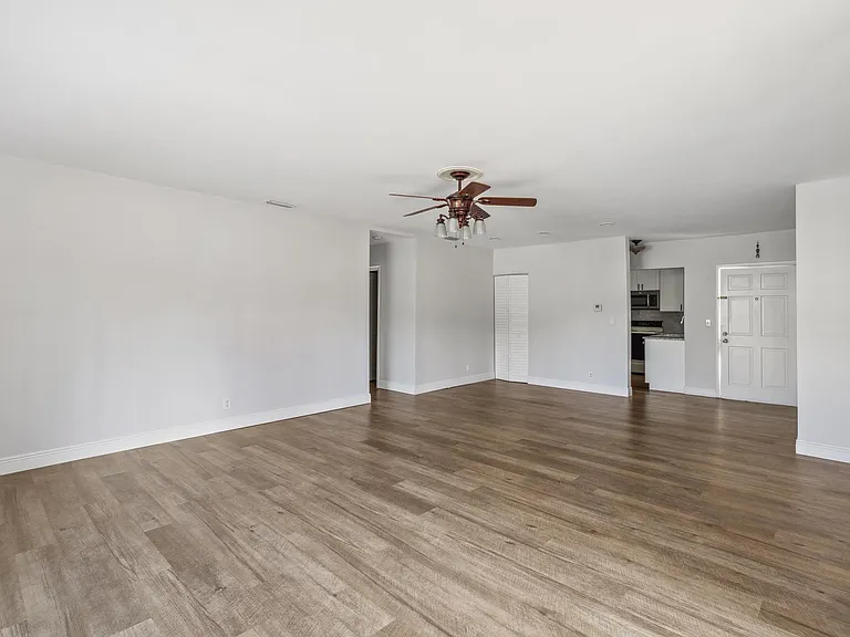 1450 N Riverside Dr #101 — Photo 8