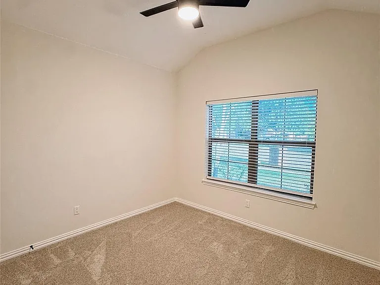 7504 Shasta Dr — Photo 7
