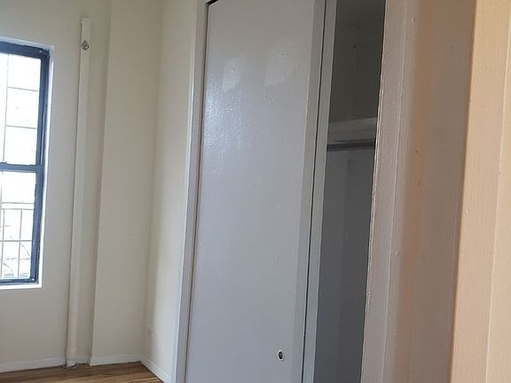 5th image of 125 Washington Pl APT 6D