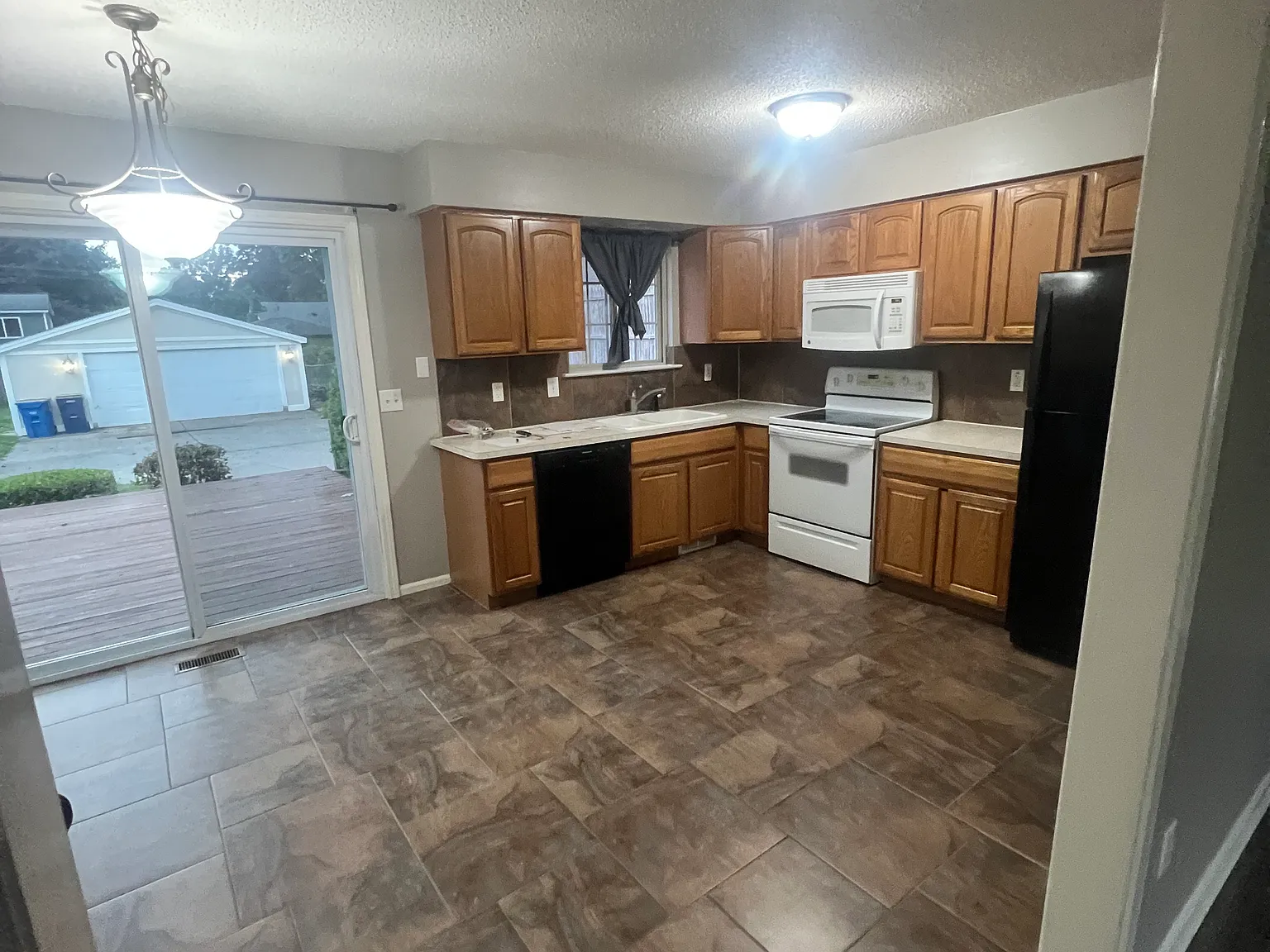 3 bed, 1200 sqft, $2,200 — Photo 3