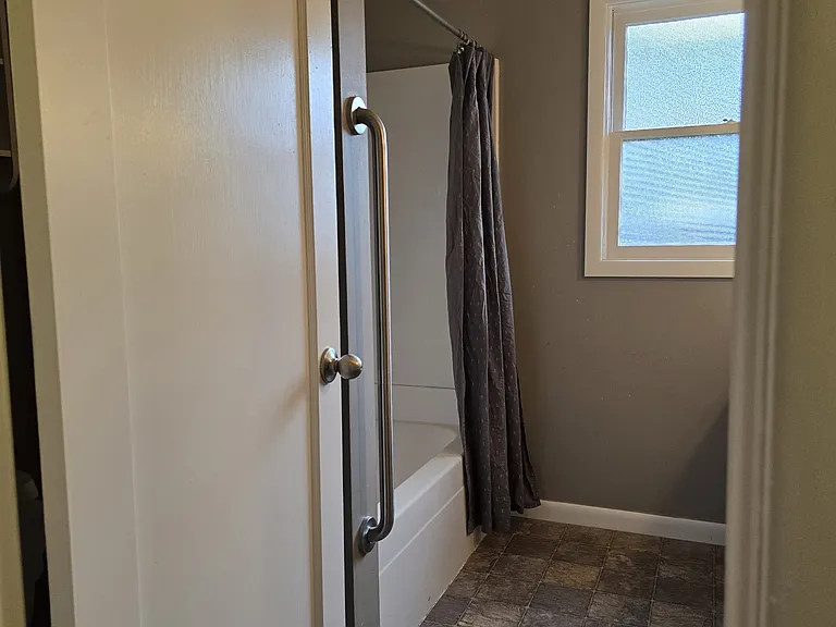 583 Delmar Dr N — Photo 24