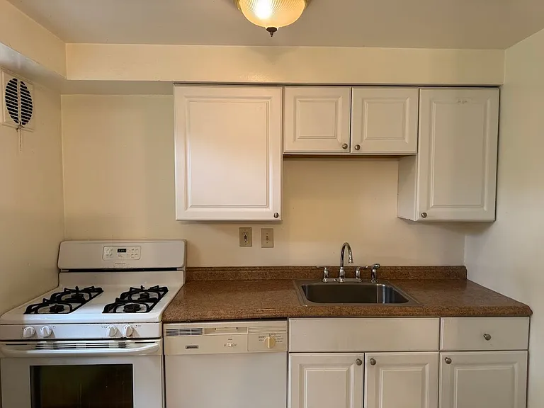 2355 Eldridge — Photo 2