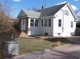 24 Garfield St, Bay Shore, NY 11706
