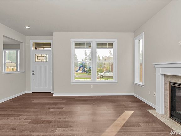 4th image of 9043 Eleanor Dr SE