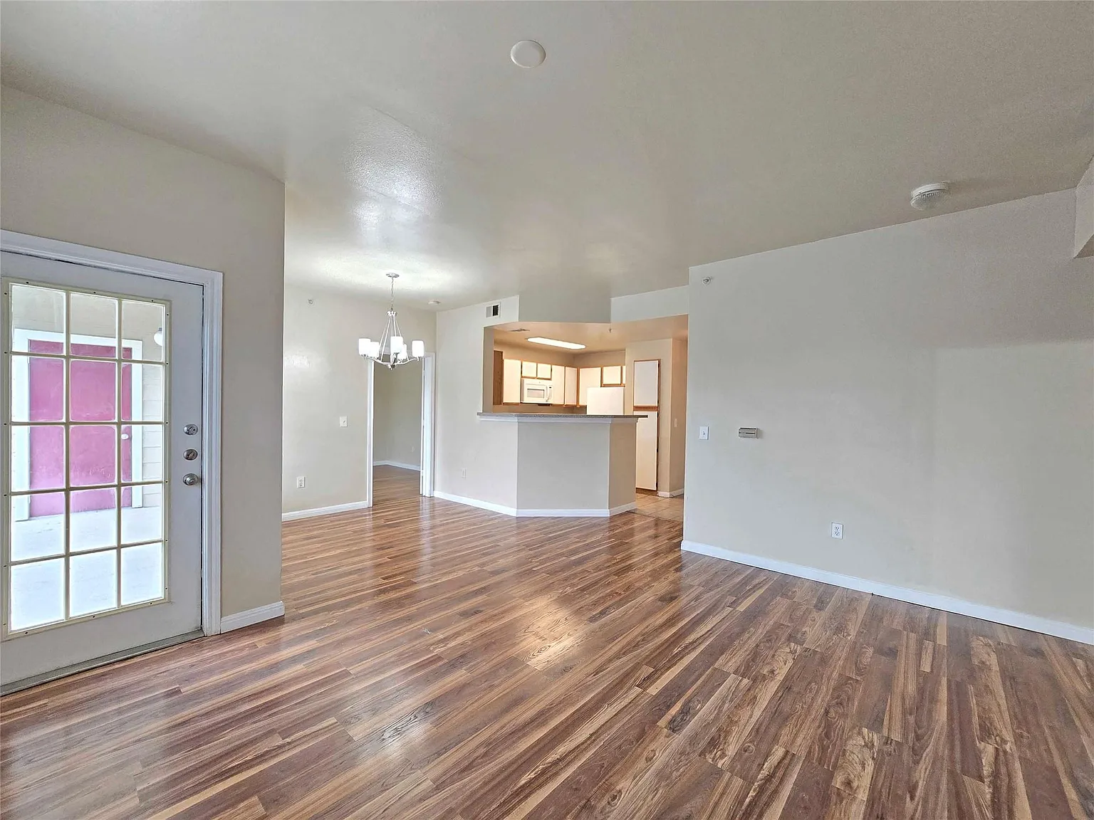 3 bed, 2.0 bath, 1192 sqft, $1,595 — Photo 2