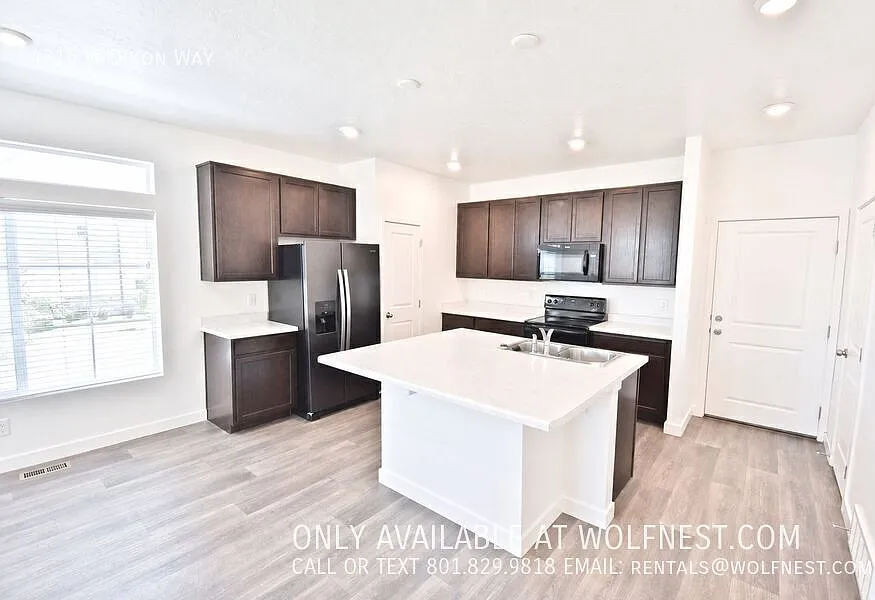 4 bed, 3.5 bath, 2129 sqft, $2,195 — Photo 2